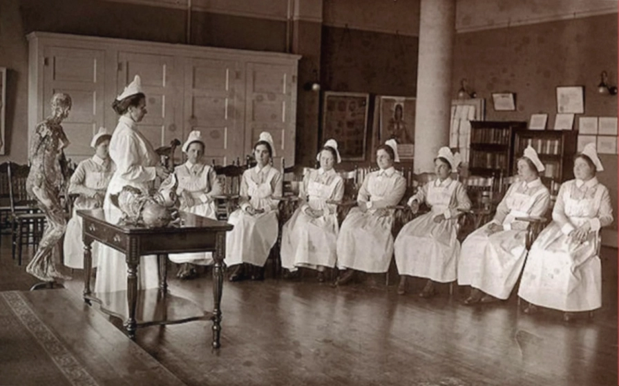 Первые женщины в медицине